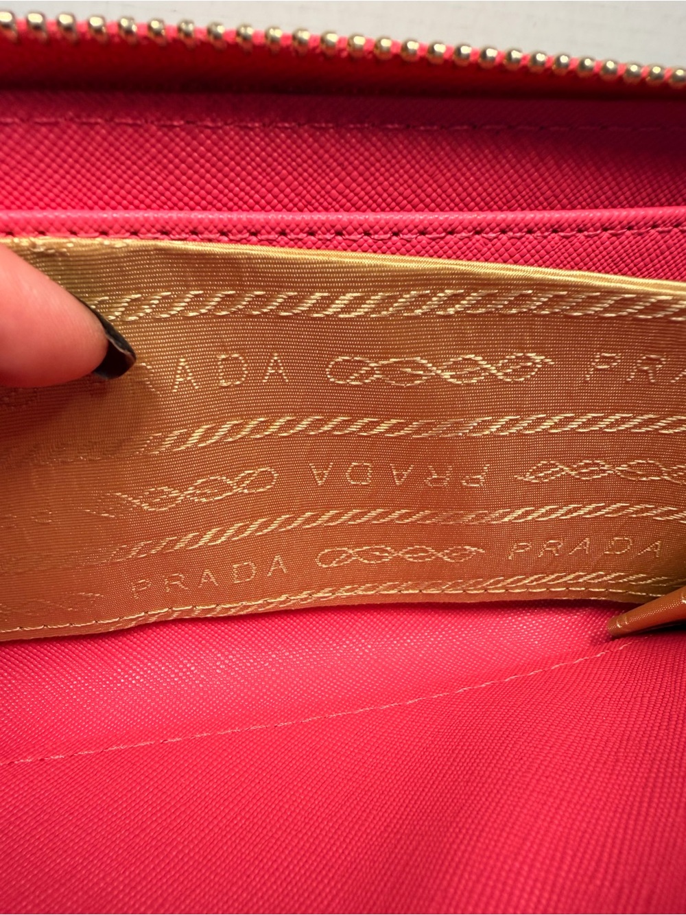 Authentic PRADA Peonia Pink Saffiano Leather Zip
Wallet New - Picture 6 of 7